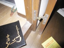 吹き抜け天井に木の梁で作ったオリジナル照明